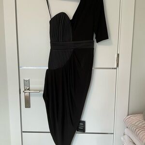 Elegant Black One-Shoulder Draped Dress